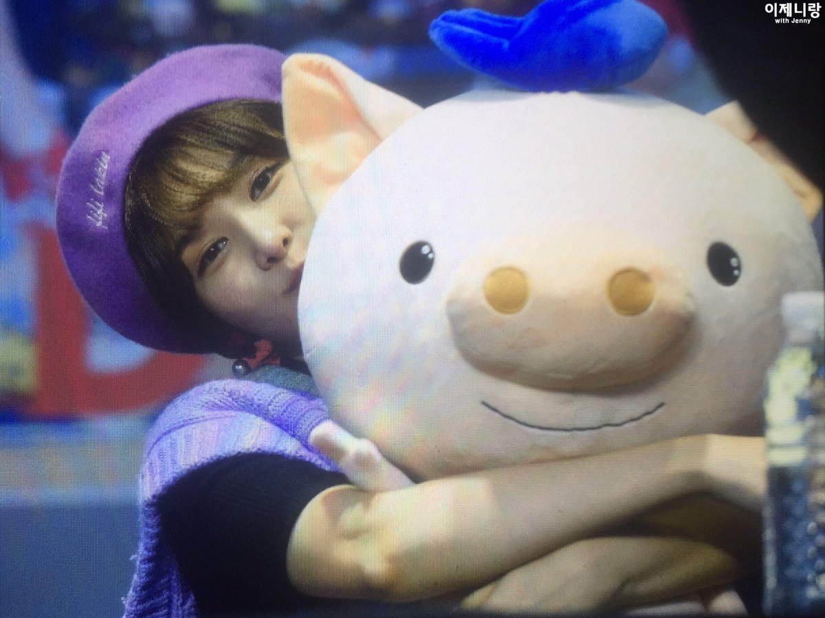 2soyul's tweet photo. 171029 수서청소년수련관 팬사인회 프리뷰 #다이아 #DIA #제니 #JENNY #이소율 @dia_official https://t.co/H8Jb0M7WhV