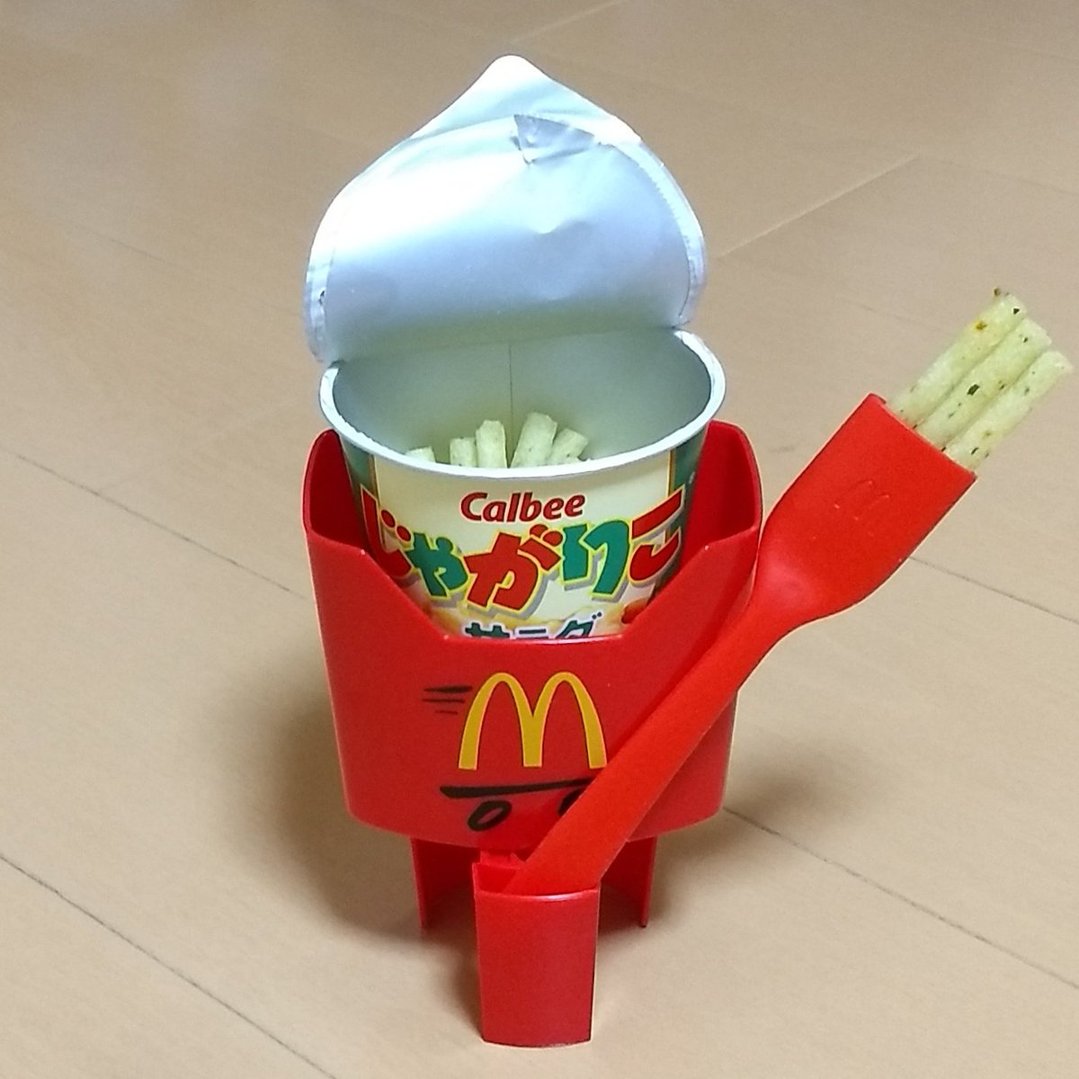 genda_chie's tweet photo. #マクドナルド でもらった #フローク で #カルビー の #じゃがりこ を食す。意外といける。
(多分次は #じゃがビー )
#frork https://t.co/4Mmd8VDNlz
