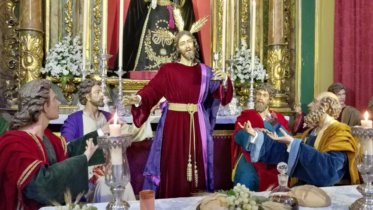 lacenademalaga's tweet photo. Nuestra Hermandad guarda siempre un cariño especial por los hermanos y devotos difuntos. El Señor ataviado para la ocasión. https://t.co/AYg0lD6lBZ