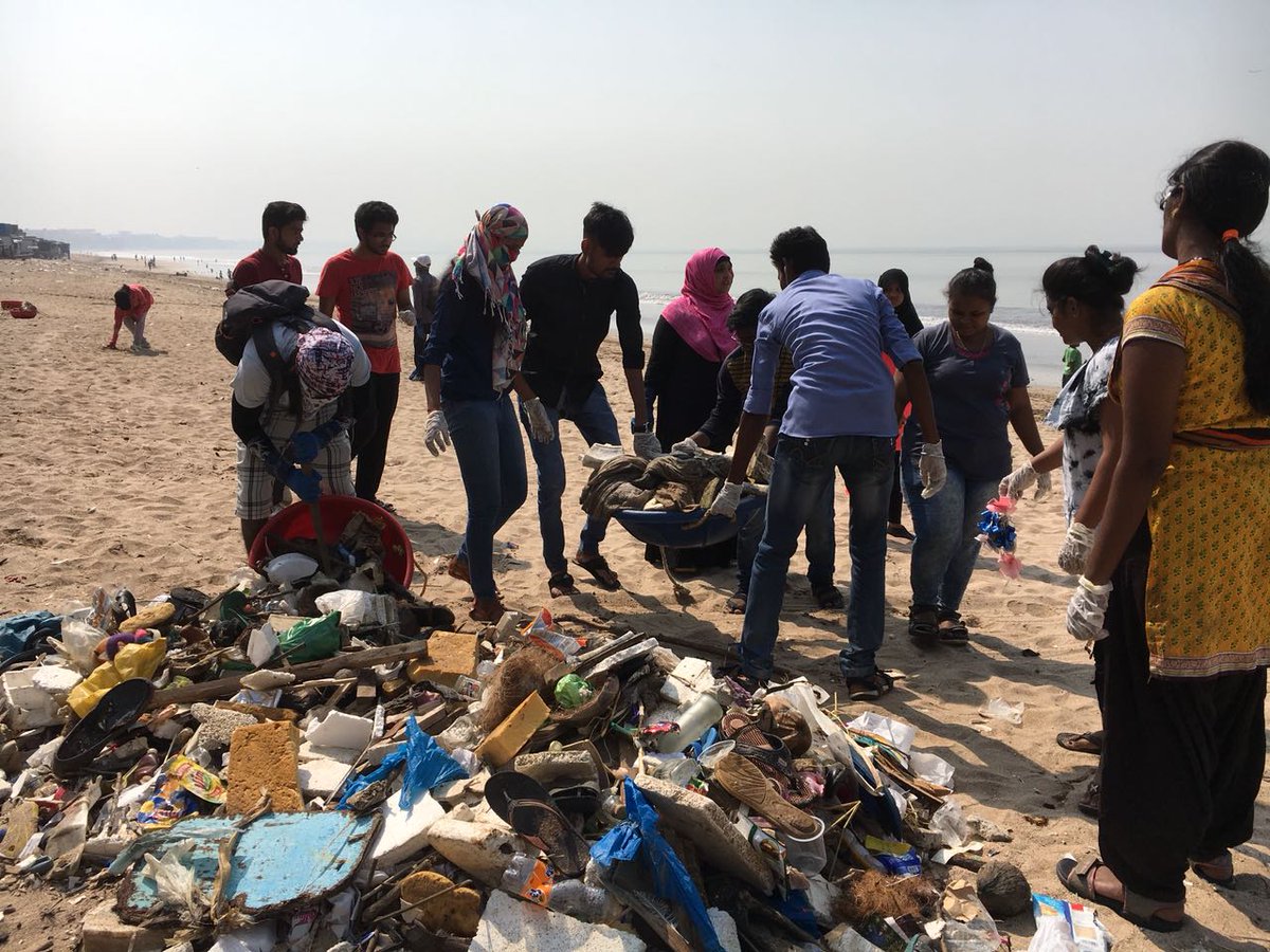 AfrozShah1's tweet photo. Week 106 cleanup ends. Consistent cleaning flares our compassion and love for the oceans and marines species. The reward is clean beach. https://t.co/LI2kbM9aaG