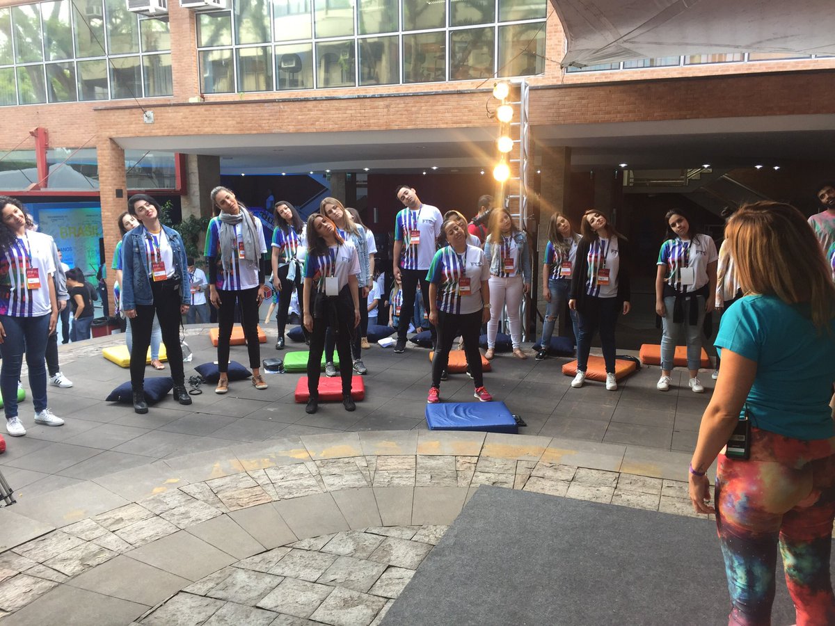 ftpoa's tweet photo. O FT deste domingo promete! O dia já  começou com yoga. Logo mais, às 10h, as atividades iniciam. Vem pro #FT2017 #FTPOA https://t.co/BiKYINAcIY