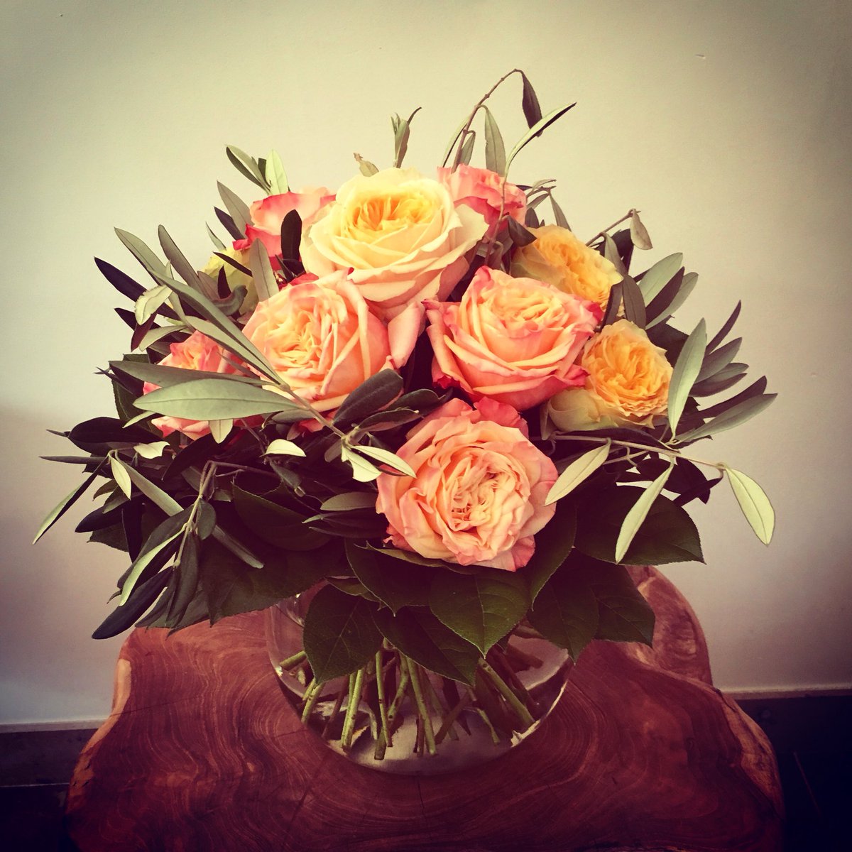 DomusFlorum's tweet photo. Geniet van je zondag ! #mixedroses #wintertijd #mooiwatbloemendoen https://t.co/wGvDZVWJIj