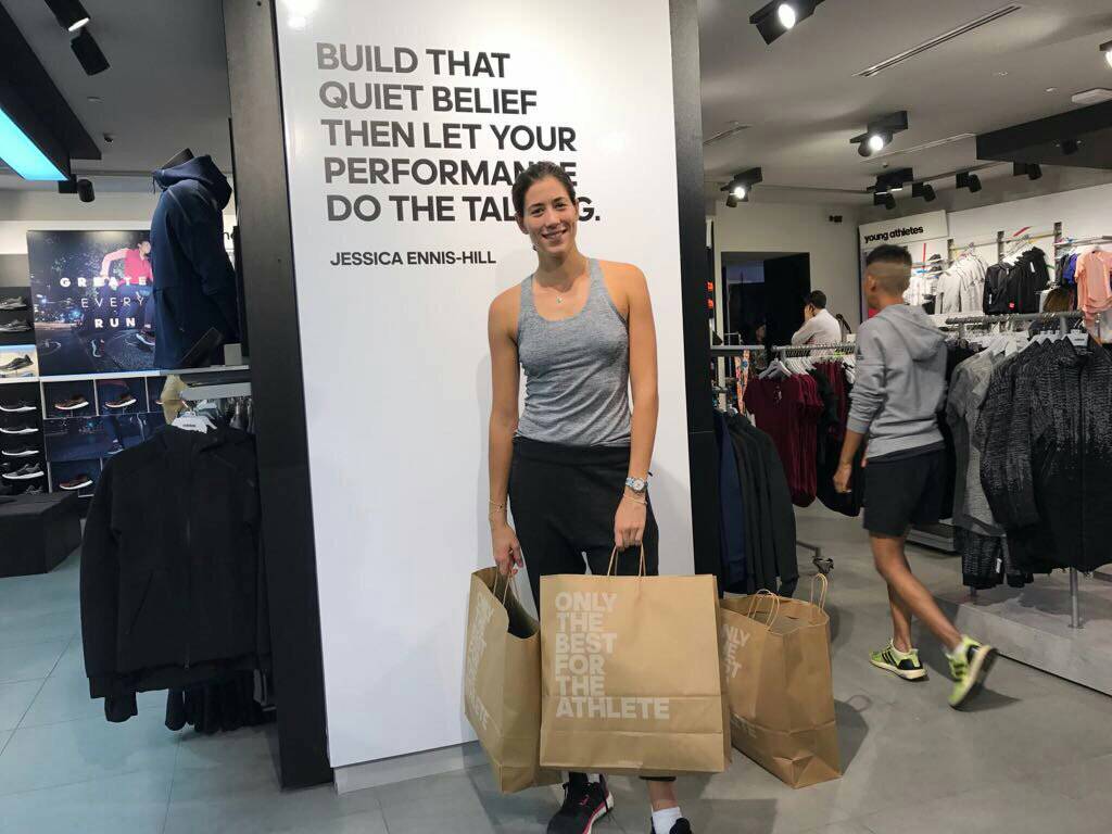 Garbiñe Muguruza de compras antes dejar Singapur