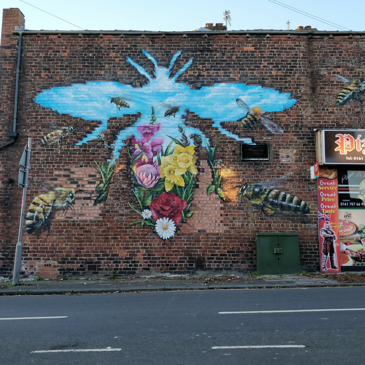graffiti_russ's tweet image. Here's the finished #Manchestermural organised by @BeeStrongMCR  in #monton. Once again an honour to paint for the people of #manchester