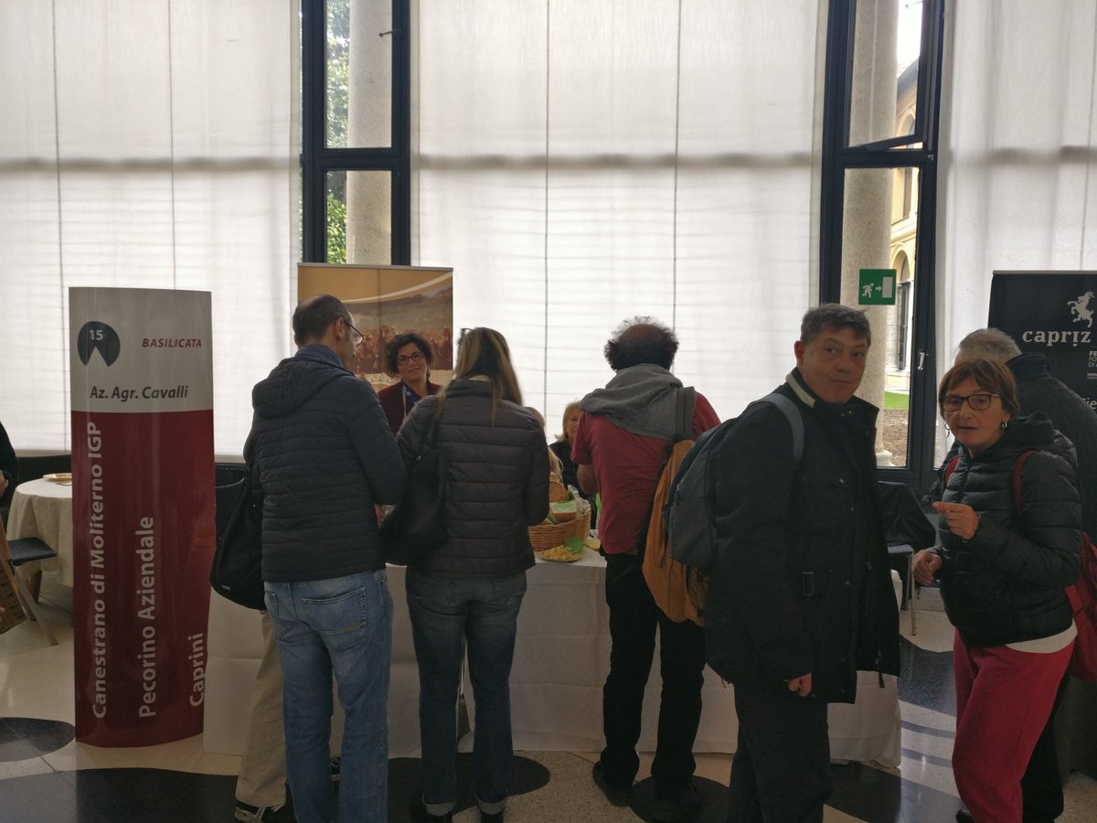 I formaggi <a href="/regbasilicata/">Regione Basilicata</a> piacciono.
C'è fila nello stand #Cavalli <a href="/FormaggItalia/">FormaggItalia</a>