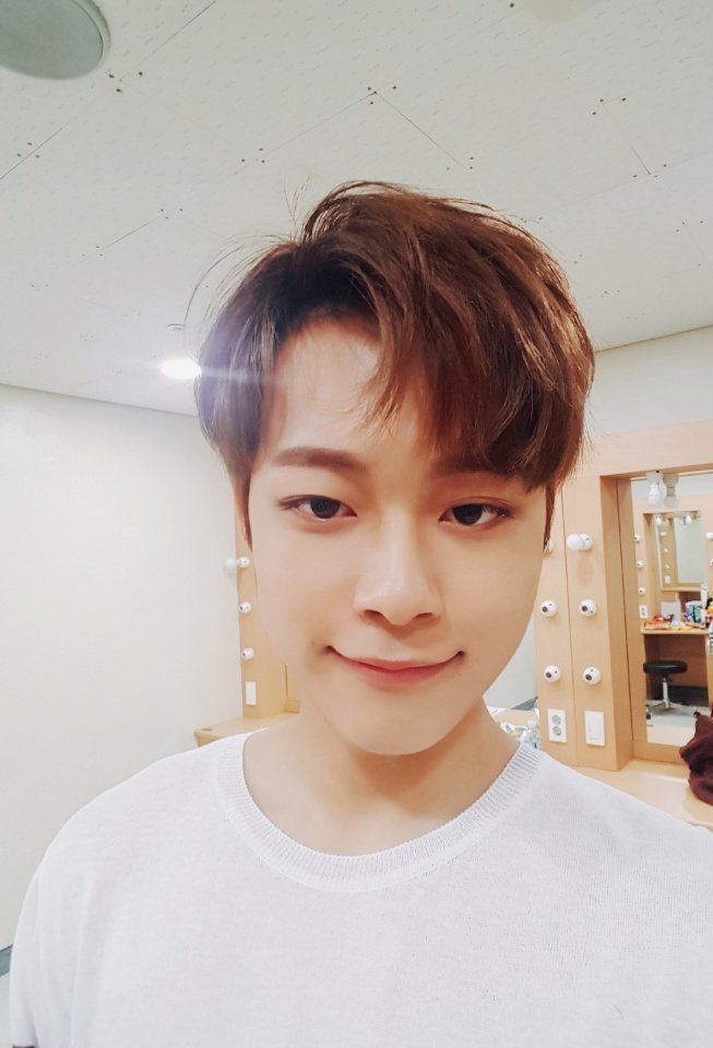 [#유선호] 첫 팬미팅 mc를 맡아주신 태호형!! 너무 감사드리고 꼭 또 봬요!!❤
날도 추운데 옷 따뜻하게 입고 다니던가 말던가~💕