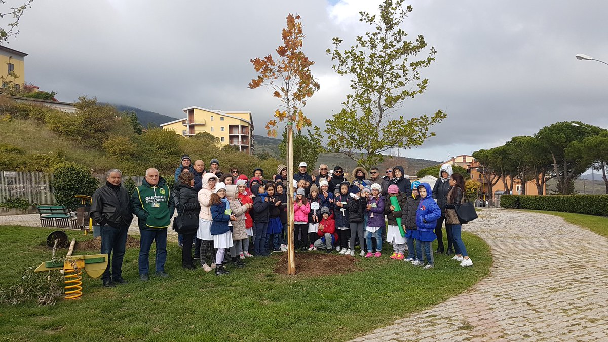 fidasbarile's tweet photo. I #donatori #Fidas #Barile non si stancano mai di #donare ❤piantati altri 4 #alberi in P.zza Unita' d'#Italia con #scuola e @ComunediBarile https://t.co/nHdAICvEZu