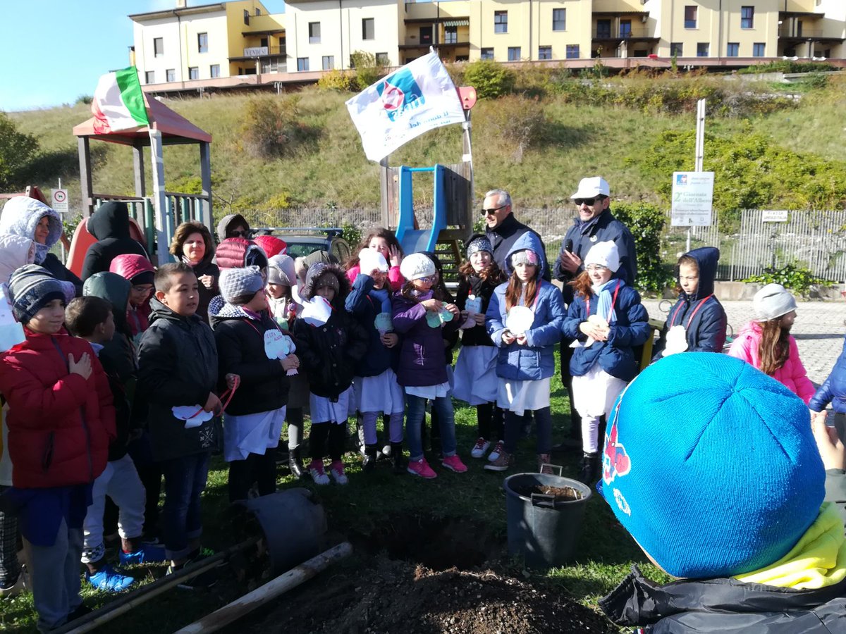 fidasbarile's tweet photo. I #donatori #Fidas #Barile non si stancano mai di #donare ❤piantati altri 4 #alberi in P.zza Unita' d'#Italia con #scuola e @ComunediBarile https://t.co/nHdAICvEZu