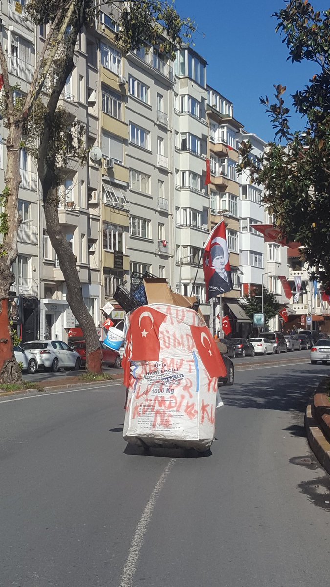 ismailsaymaz's tweet photo. Veysel Aba yetimhanede büyümüş, kırk yıldır sokaklarda yaşıyor. Kağıt toplayarak geçiniyor. Cumhuriyet Bayram��n kutlu olsun Veysel Aba https://t.co/87HzFoa6h0