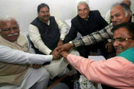 GauputraS's tweet photo. एकता में बल हैः लोगों को पागल बनाओ और आपस में लड़ाओ ये है राजनिति  मेंरे  भाईयो अब तो जागो https://t.co/zVuIorZI65