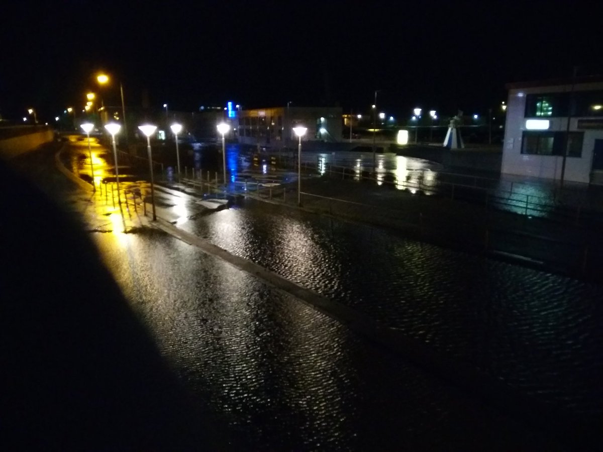 Art_of_thunders's tweet photo. Hoog water in regio #Delfzijl, #Groningen. Het #water kwam minder hoog dan, dat het voorspeld werd. Foto van Robert Booij #storm #opstuwing https://t.co/MNy5ukXeZo
