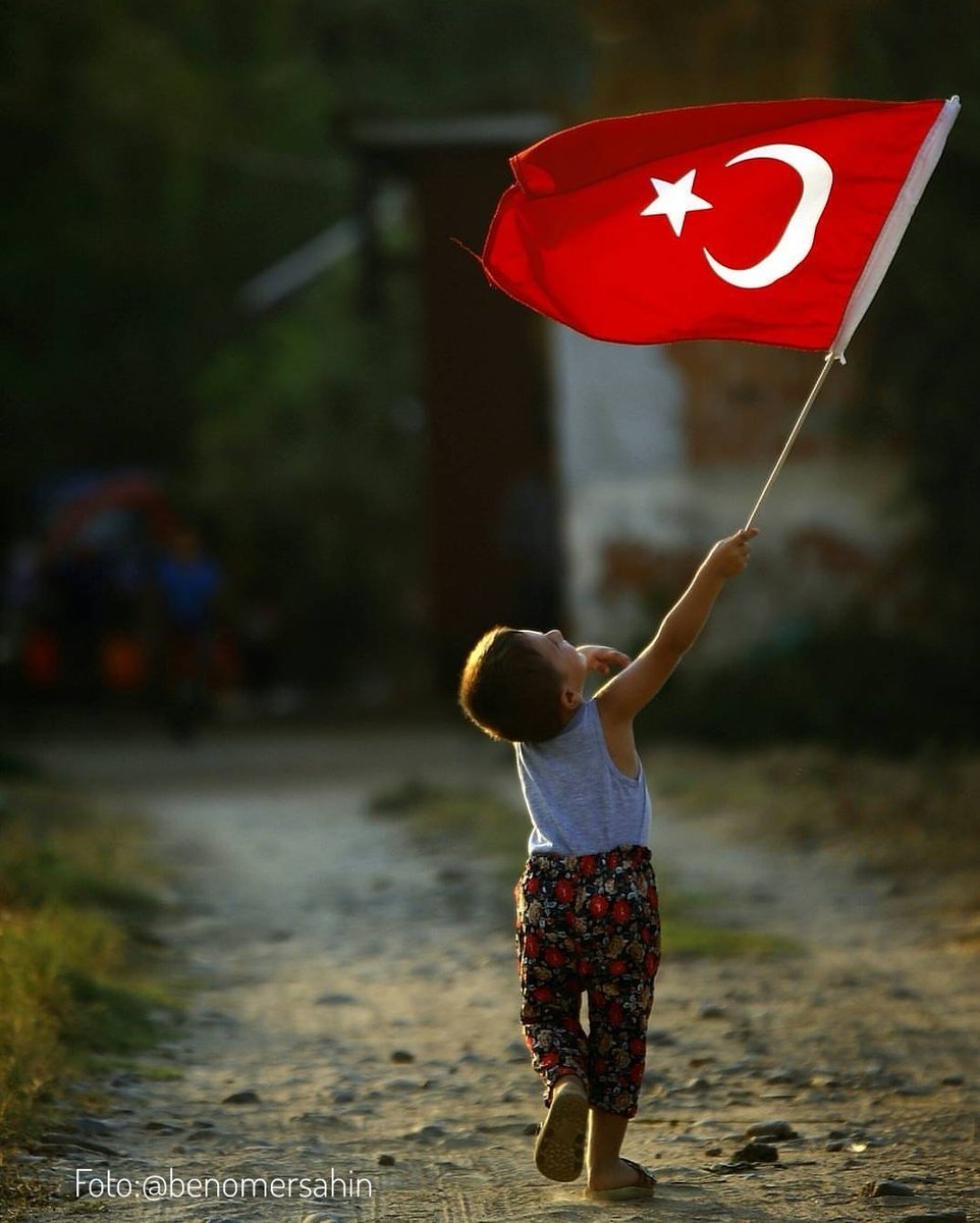 Çocuklarımızın ellerinde yaşayacak ve yükselecek cumhuriyetimizin 94.yılı kutlu olsun.