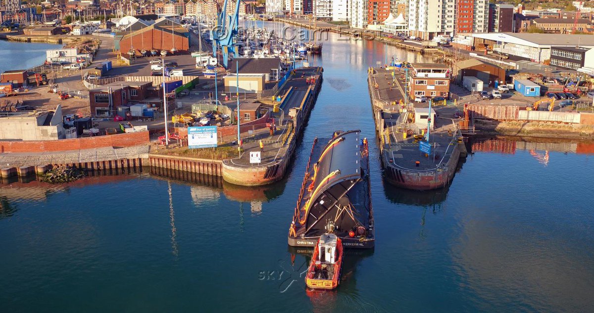 skycameast's tweet photo. The Tidal Barrier gate arriving in #IpswichDocks @ipswaterfront @EnvAgency @EnvAgencyAnglia @EnvAgencySE https://t.co/YTm9RuJNCZ