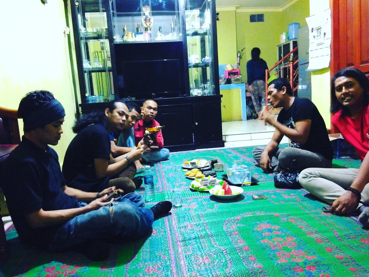 Mohon doa restu...malam ini kami tampilnya di Sirnasari, kp Ampera...semesta mendukung #cocktailjamminonstage