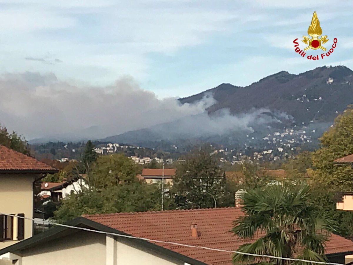 vigilidelfuoco's tweet photo. Incendi boschivi #Comerio(VA), senza sosta l'intervento dei #vigilidelfuoco. Evacuate per precauzione alcune abitazioni isolate https://t.co/aG68Qvcql3