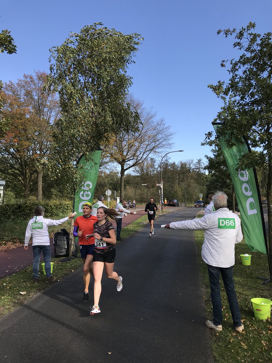 D66Vught's tweet photo. De 5 km van de @Meierijloop hebben we gehad. Wat een prachtig weer hadden de lopers. We gaven wat verkoeling. Zo meteen de 10 km! https://t.co/t2OPckY1vw
