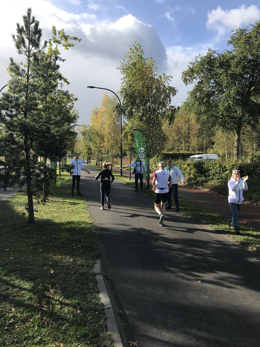 D66Vught's tweet photo. De 5 km van de @Meierijloop hebben we gehad. Wat een prachtig weer hadden de lopers. We gaven wat verkoeling. Zo meteen de 10 km! https://t.co/t2OPckY1vw