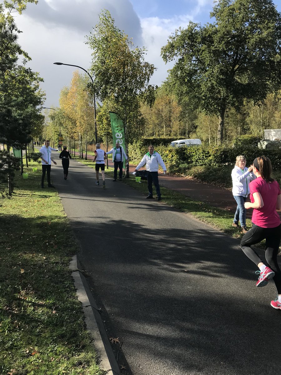 D66Vught's tweet photo. De 5 km van de @Meierijloop hebben we gehad. Wat een prachtig weer hadden de lopers. We gaven wat verkoeling. Zo meteen de 10 km! https://t.co/t2OPckY1vw