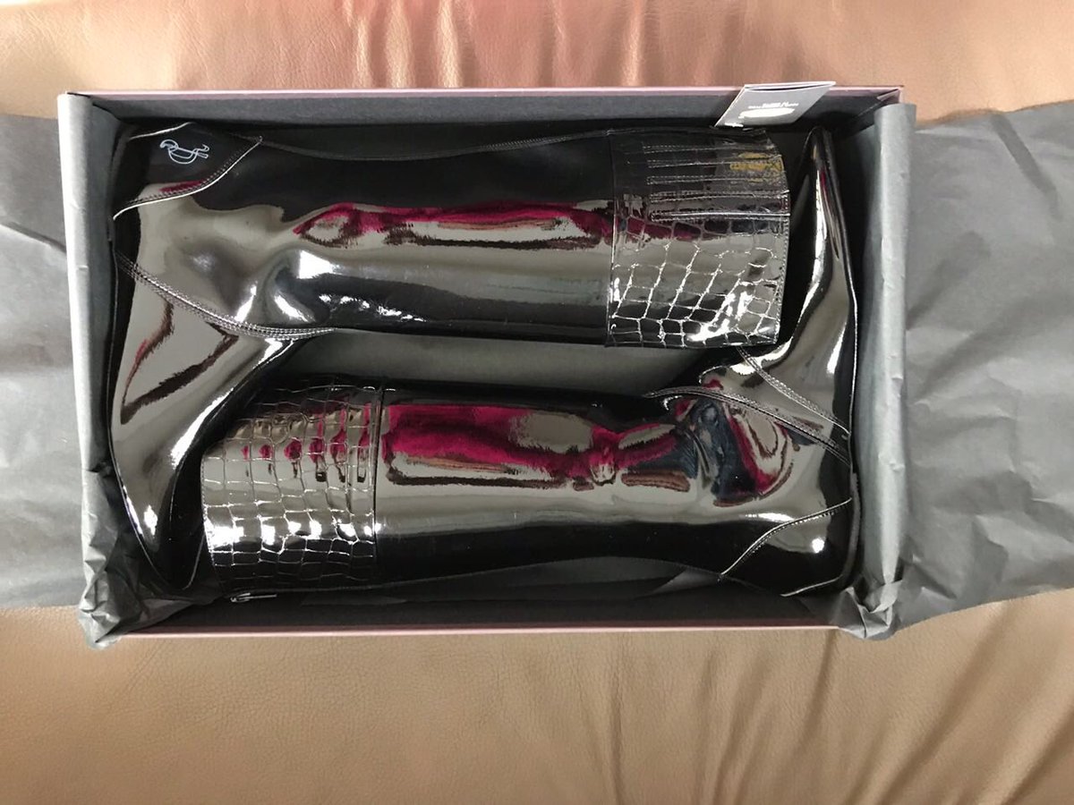 gavlerena07's tweet photo. Thank you @DenisGrazioli my boots have arrived 🇿🇦 #made2measure 💯🇮🇹 #CharityMile here we come #highfashion #fastboots #NewPredator @Racing_ItsARush @RacingGuru @Kevin_Ko_Lerena https://t.co/zJUIe5fuBM