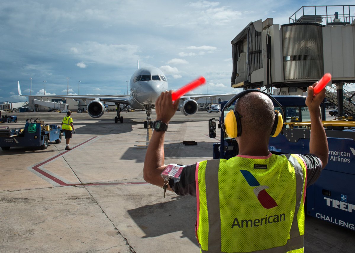 RandyStillinger's tweet photo. An @AmericanAir 757 arrives in SJU with 2,000 care packages for the military and 1st responders rebuilding @PuertoRicoPUR. Thanks #AATeam! https://t.co/3BvHXumaXS