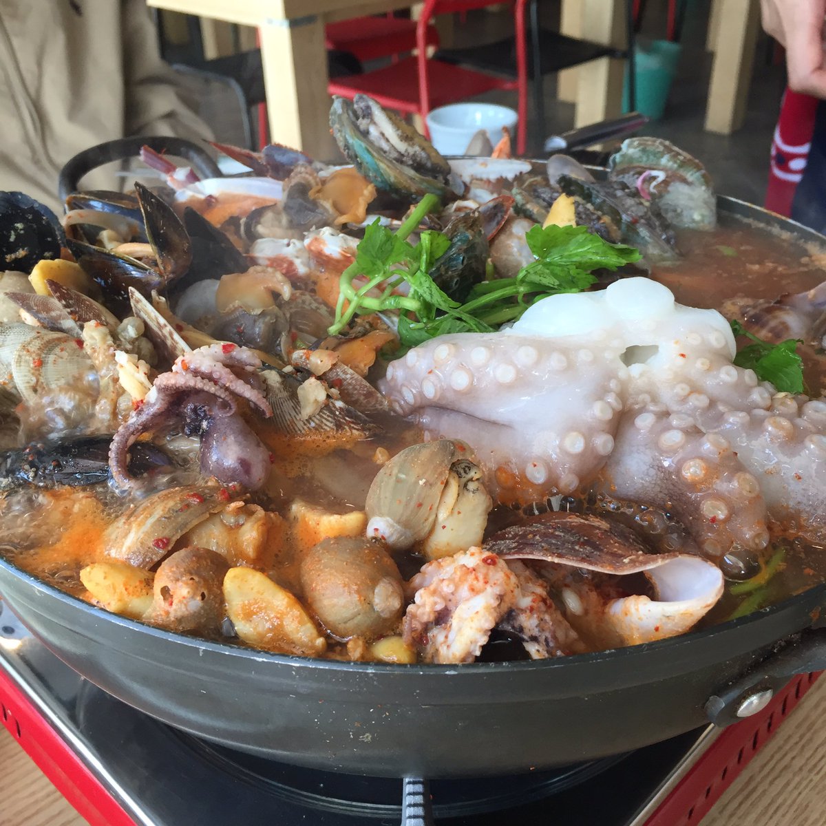 기족과 두번째 방문. 일산 마두동 미몽. 가수 이범학씨가 하는 곳인데 해물탕 해물이 정말 싱싱하고 푸짐하다. 4인이 먹다 먹다 지칠 정도. 해물탕(56,000원) 말고 해물모듬철판구이, 물회 등 메뉴도 다양. 여사장님도 정말 친절하시다.