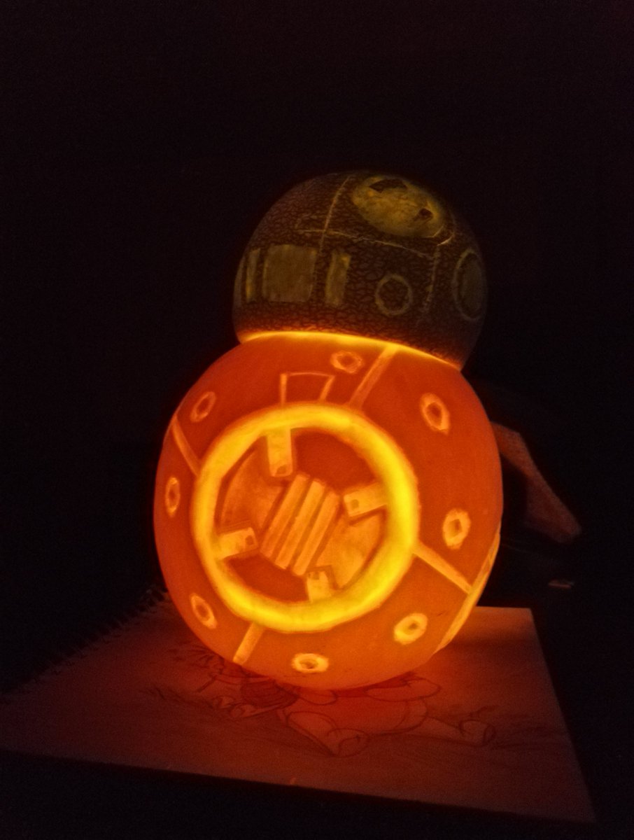 chrissuuh's tweet photo. #BB8pumpkin #halloween @starwars @Krisseeeh https://t.co/baS0MBZzOe