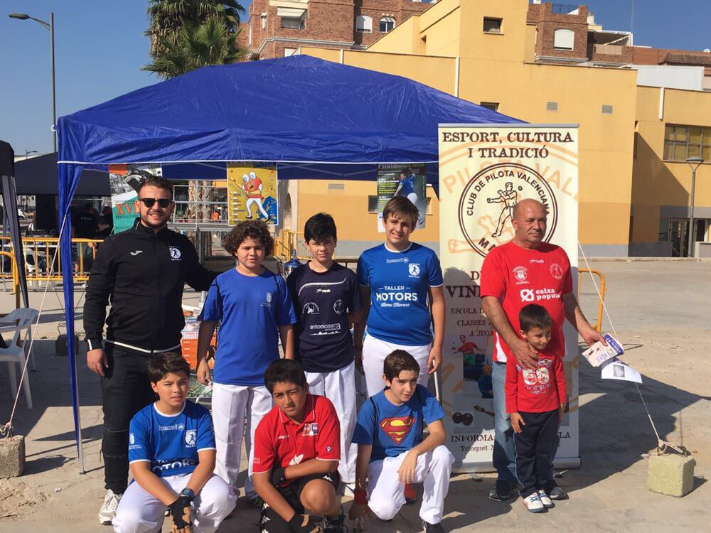 cpriba_roja's tweet photo. Els #figuretes de la nostra escola colaborant amb Manises #pilotamola #trobada #promoció @fedpival https://t.co/NiCjy6afCX