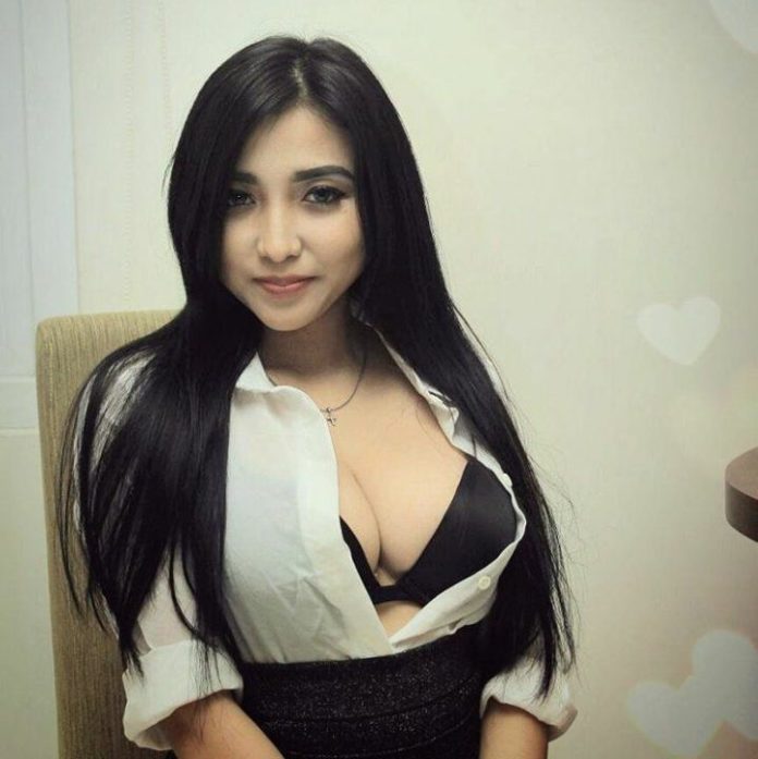TOTOKINGux's tweet photo. Menikmati Kenyalnya Toket Mama Temanku https://t.co/8HEaZ5cdyV https://t.co/dwkTMe48tv