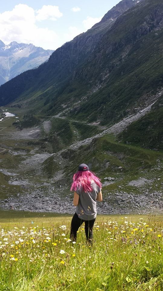 wayfaringcanuck's tweet photo. My first solo adventure! 16 yrs old&amp; brimming with excitment as I spent 4 weeks exploring Switerland<3 #blog #LinkInBio #Travel #Switzerland https://t.co/NIbIgCVZtq