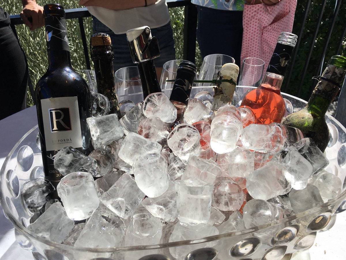 tusdestinos's tweet photo. En Cala Jóncols son especialistas en vino envejecido en el mar. Hoy hemos hecho una cata y el resultado ha sido espectacular. https://t.co/ZPdXg99rTl
