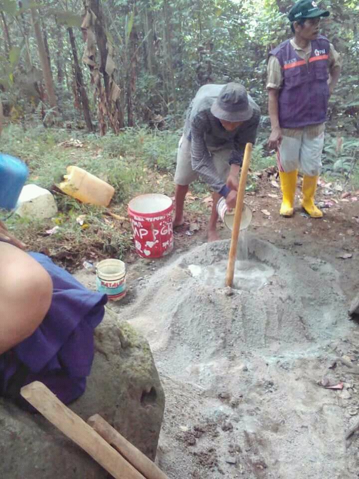 pmicilegon's tweet photo. PMI Cilegon Kebali bangun MCK Setelah Sblumnya buat perlindungan Air di Link. Sumur Pring Aksi PRB @palangmerah @info_cilegon @Divisi_PB_PMI https://t.co/NkaB1Ig9xt