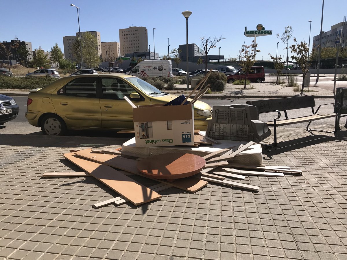 CarlosRuiz83's tweet photo. Vecino guarro detected. Tres días lleva ahí. Pablo Picasso 34  @EnsancheSur @Hardcorcon @EsmasAlcorcon @AytoAlcorcon https://t.co/uYlWb3Uf1l