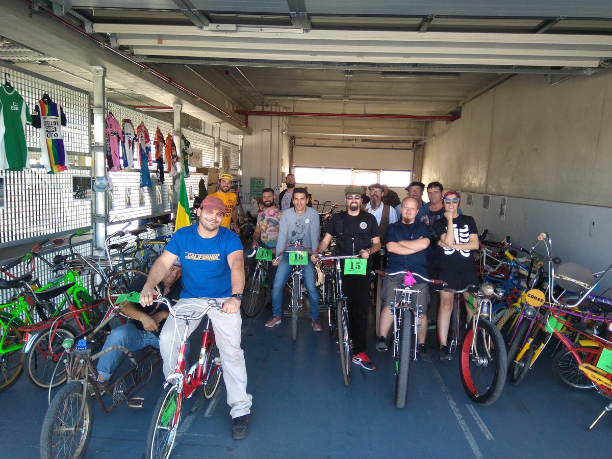BiciClasiAragon's tweet photo. Preparados para la salida de la carrera en el #pedalclassic en #MotorLandClassic https://t.co/esQlJbk5hw
