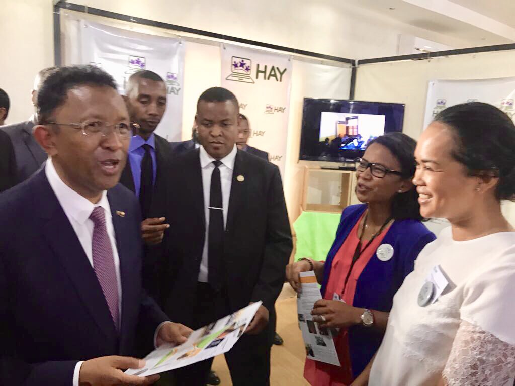 HayMadagascar's tweet photo. 🇲🇬S.E. Hery Rajaonarimampianina - #President de la République de #Madagascar au stand de #HayMadagascar durant #ForumDiaspora Malagasy. https://t.co/0WVDXIkInt