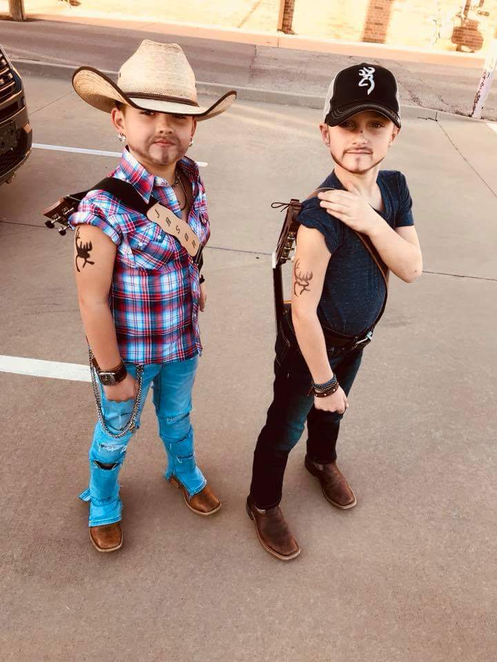 I saw this on Facebook snd had to share, it's Jason Aldean and Luke Bryan as boys. Lol
