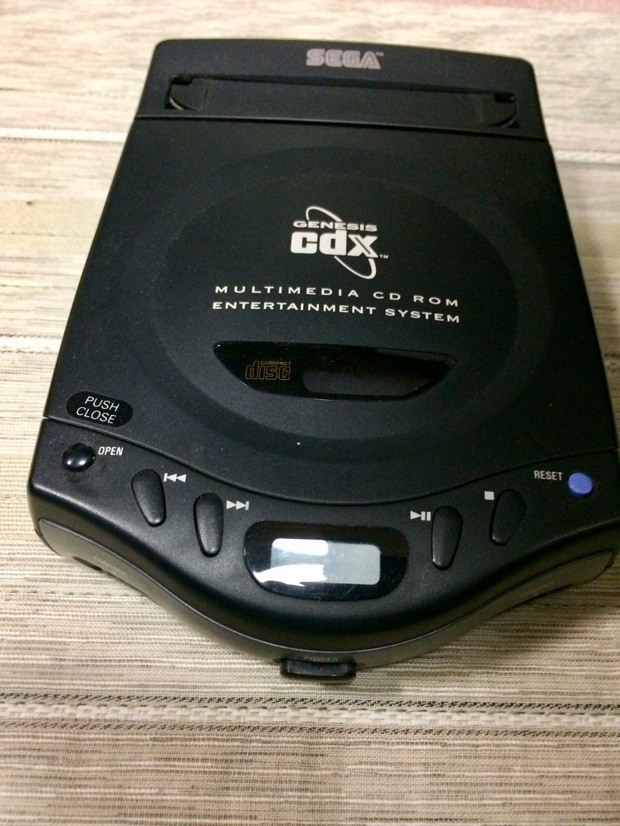 やっちまん メガドラ最強ハードと名高いマルチメガ Cdx このデザインとコンパクトさは Segaが生んだ奇跡というべきか ちなみにこの本体は電池ボックスの中に切り替えスイッチが仕込まれていて メガドラとジェネシスの両方のソフトが動きます メガ