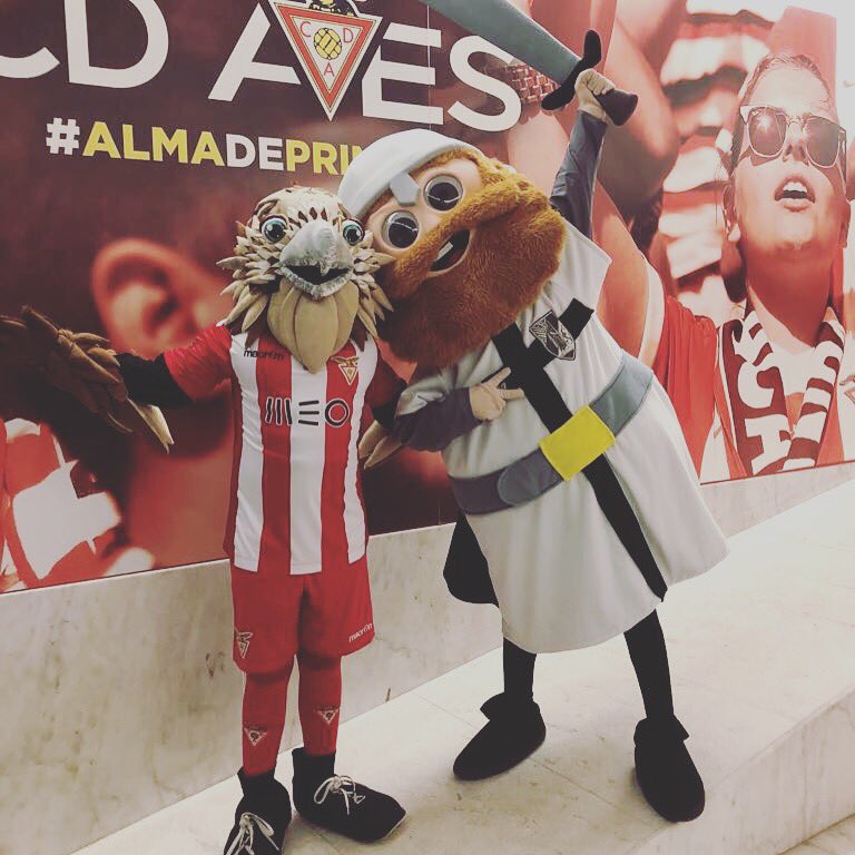 VitoriaSC1922's tweet photo. O Super Afonso já chegou ao Estádio do @cdaves1930 😄 o Vermelhinho está a fazer-lhe uma visita guiada pelo seu ninho 🙌🏻   #CDAxVSC https://t.co/Inxx1i9lRi