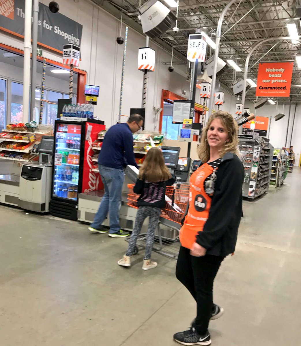 HD8473's tweet photo. Our amazing Department Supervisor Team holding it down while we gave our cashiers off for #CAM2017  Awesome job team 👏 @hmalak @smarteypantz https://t.co/35e2idVgnz