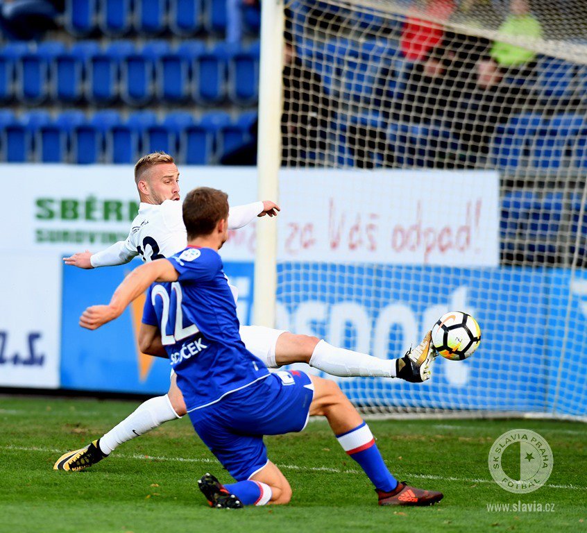 slaviaofficial's tweet photo. Tomáš Souček načal na Slovácku skóre a svou trefu věnoval mamince k padesátinám #vsenej 💐
💬https://t.co/jBCQgzvJft https://t.co/f0jk0gTfgs