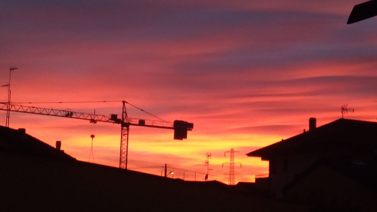 umanadimoramed's tweet photo. Stranger Things è arrivato a Mediglia?
#Mediglia #UmanaDimoraMediglia #UmanaDimora #StrangerThings #VolerBeneAlCreato #Tramonto #OperaDiDio https://t.co/ar4grLD0RZ