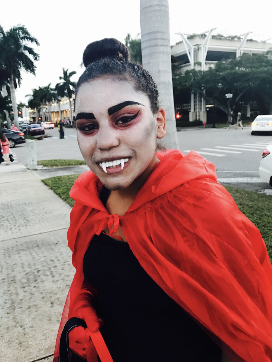 smiliesfacez's tweet photo. More makeup for holloween by me! https://t.co/j92m3FlHX0