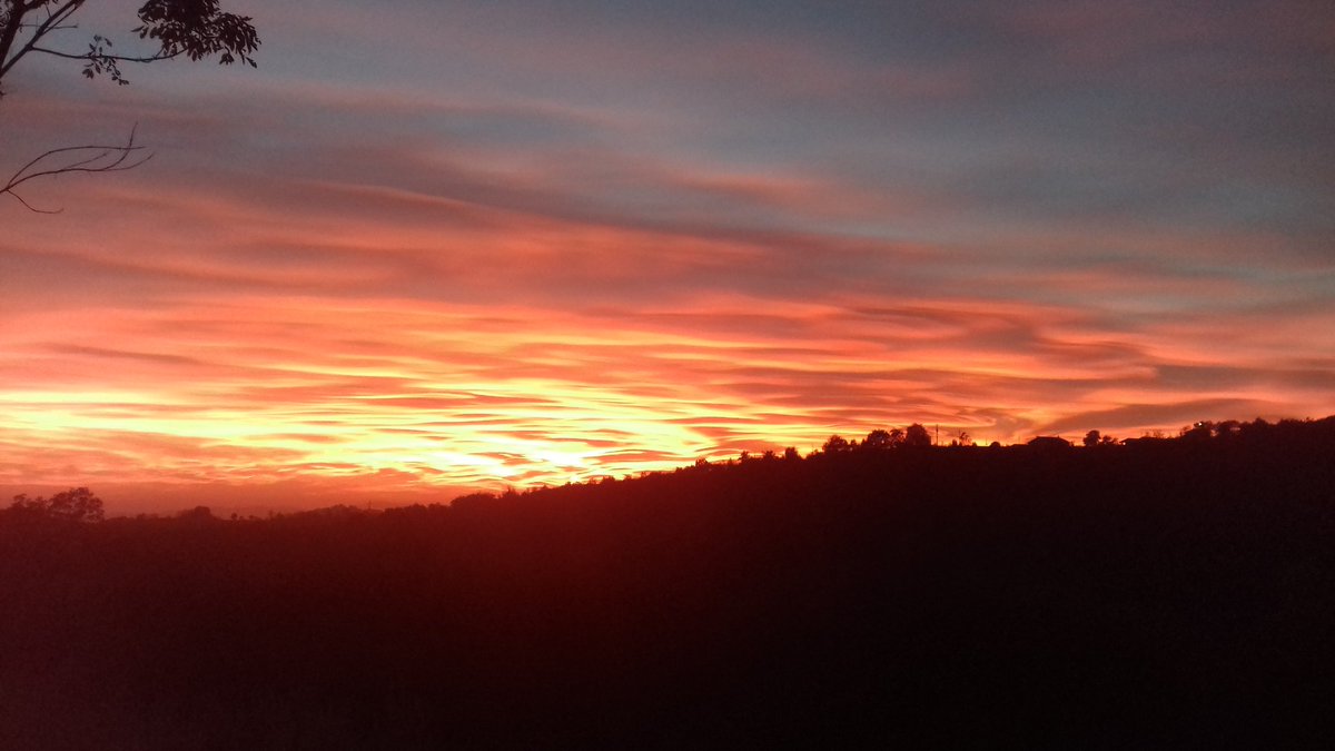 EPagati's tweet image. The sky on Italy is on fire tonight. It is the fire like your song #IAmTheFire 😊🔥 @LZZYHALE