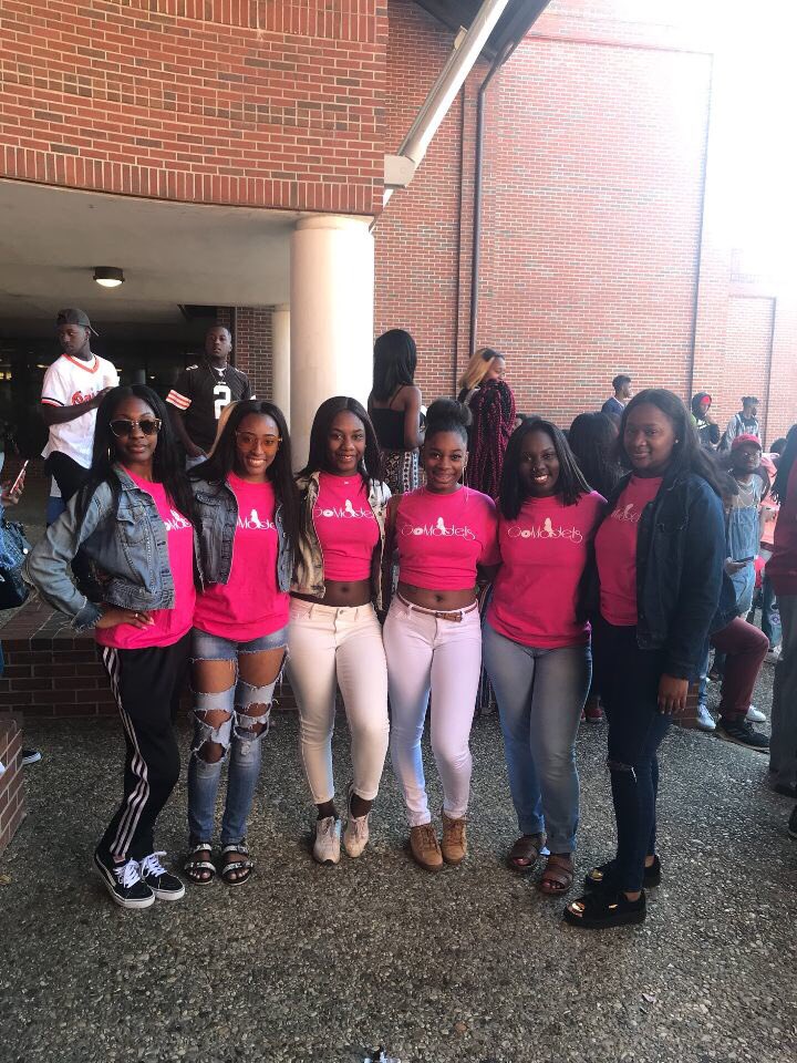 GeeSoPRETTY's tweet photo. More than just a group of girls. More like sisters.💖 #ThinkPink 🎀 #GoModels https://t.co/J6kiRHd6vH