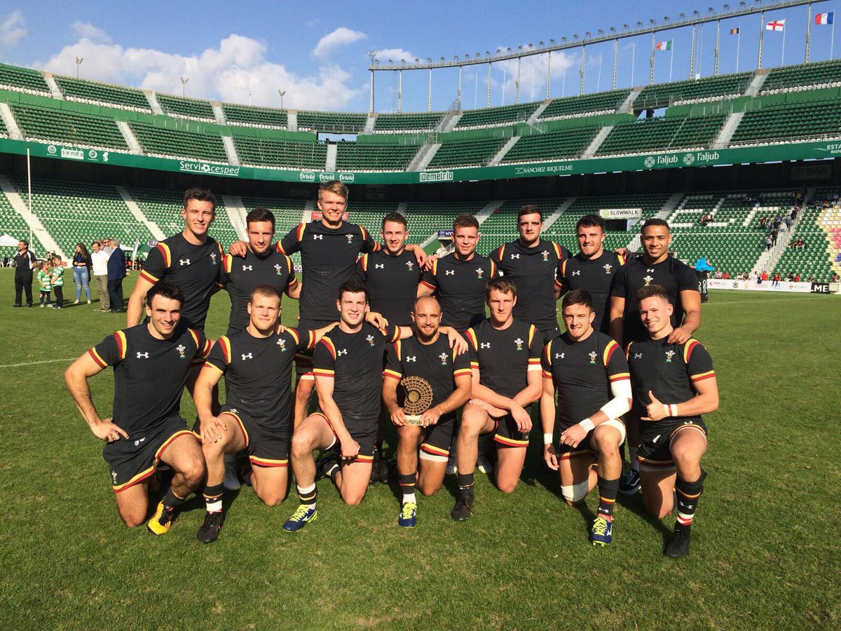 WelshRugbyUnion's tweet photo. Yr enillwyr yw... The winners are... 

🏆CYMRU! WALES! 

Wales beat Ireland 14-10 in the #Elche7s🇪🇸 final. 👏🏼 https://t.co/rthEMaMAVX