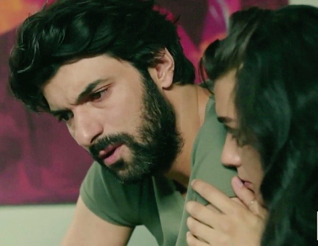 chandra_vien's tweet photo. Beautiful moment Omer ve Elif 
💑💏💑💏💑 https://t.co/ctN95obZCL