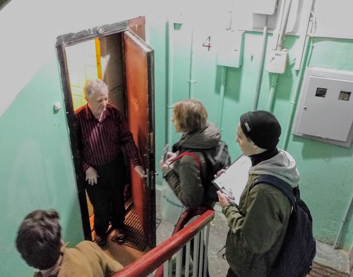 Ходят по квартирам проверяют кто проживает. Ходят по квартирам. Мошенники по квартирам. Сектанты ходят по квартирам. Мошенник звонит в дверь.