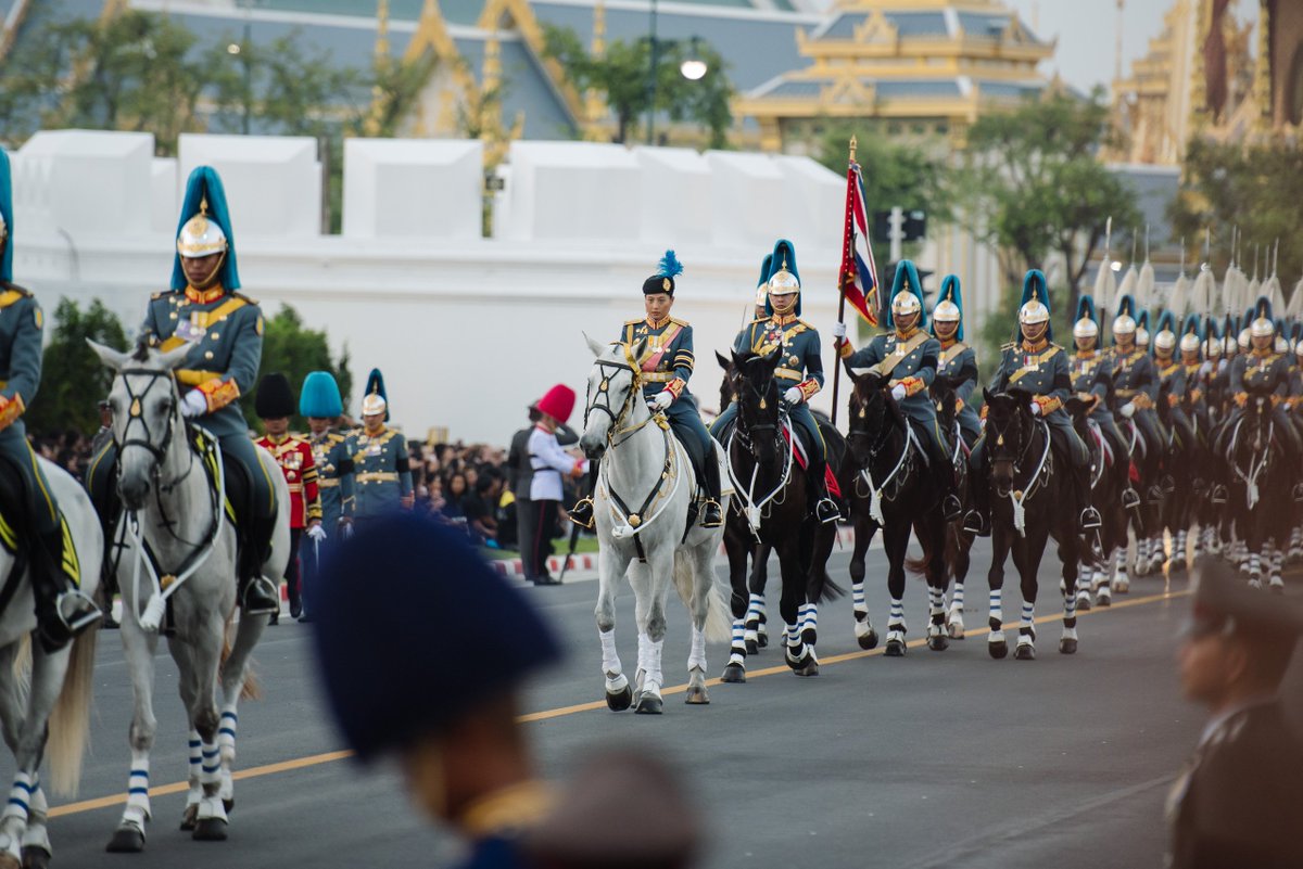 ThaiPBS's tweet photo. ชมภาพ ริ้วขบวนพระบรมราชอิสริยยศที่ 6 บรรจุพระบรมราชสรีรางคาร #KingBhumibol 

ภาพเพิ่มเติม >> https://t.co/K722uG3msD #ThaiPBSnews #ThaiPBS https://t.co/ZVuvP1ZWZW