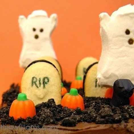 KrisztinaAC's tweet photo. The easiest (and cutest) #graveyardcake > https://t.co/75002XOVnm 🎃👻 #HappyHalloween2017 #foodblogger #cake #spooky #halloween https://t.co/7zVd9fHAfO