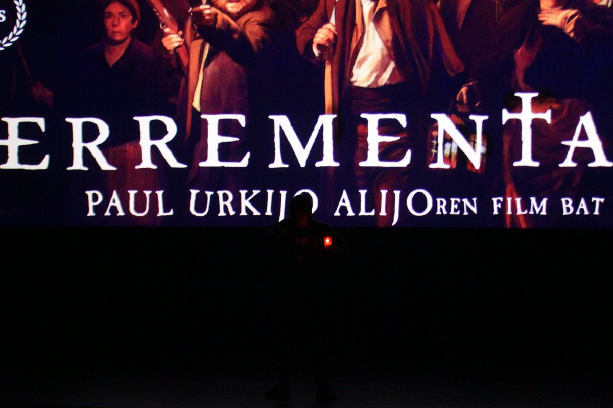 Momento MÁGICO en la presentación. Luces apagadas, sólo la luz de una vela. <a href="/PaulUrkijo/">Paul Urkijo Alijo</a>: "Retroceded 20 o 30 años. Imaginad que sois niños"
