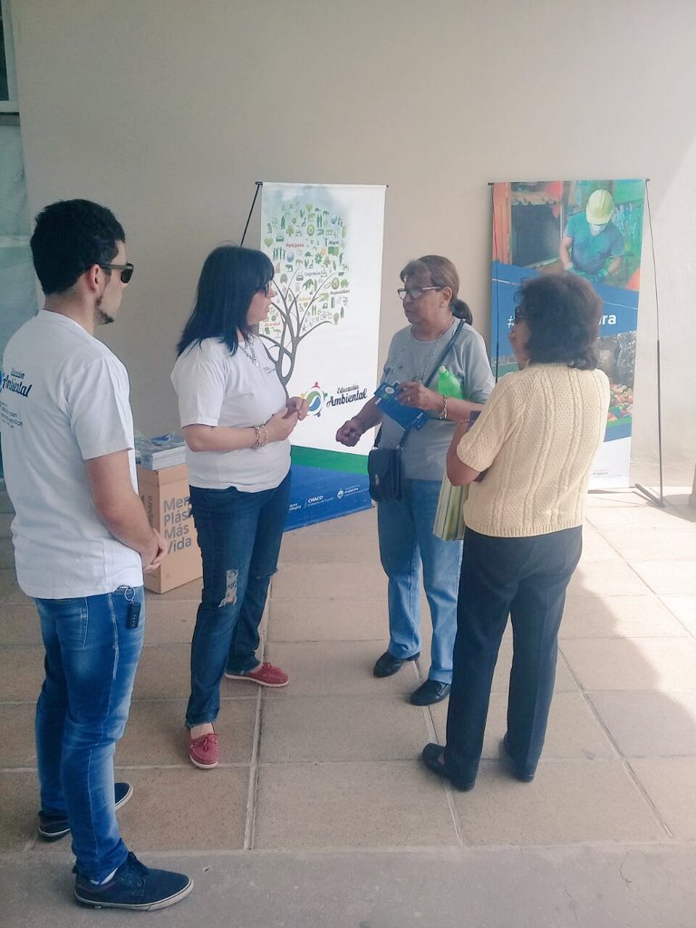 Educ_Amb_Chaco's tweet photo. Estamos en al stand de #EducaciónAmbiental en esta #BAP2017 Domo del centenario #Rcia @mali_serrano @clauterenghi @minpatchaco https://t.co/TIxETt18Hl